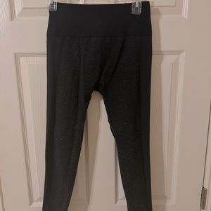 Lululemon ebb to the street seem-less black speckled tights. Size 6